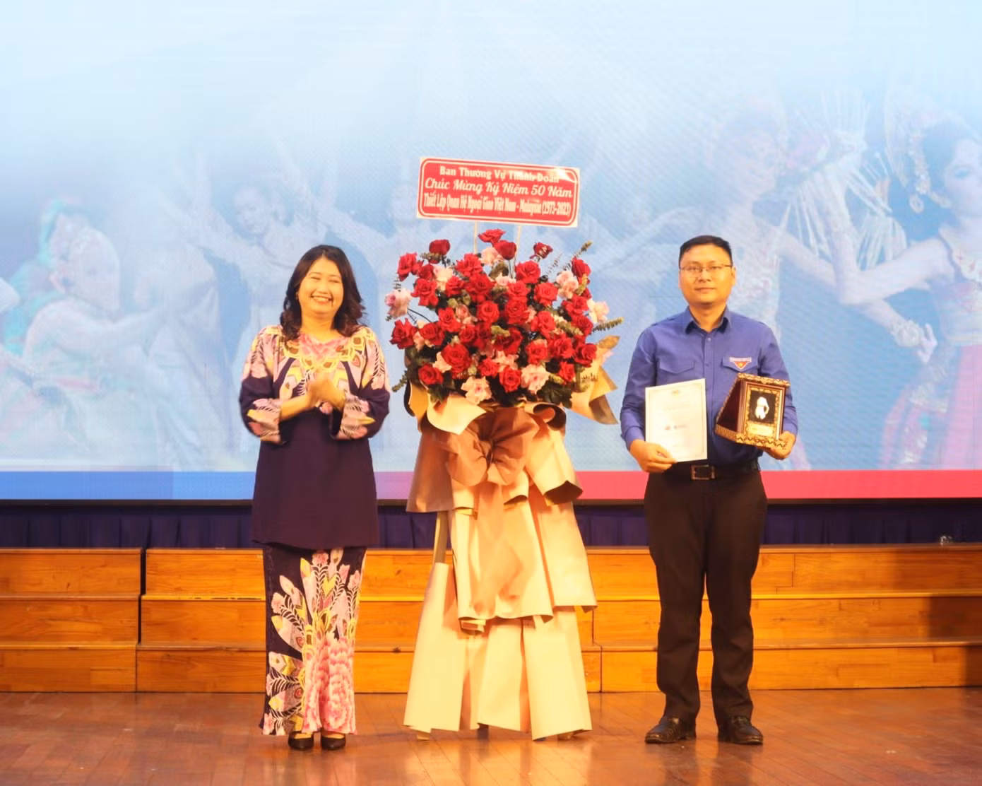 Anh Trương Minh Tước Nguyên - Phó Bí thư Thành Đoàn TP. HCM (phải) trao hoa cho bà Wong Chia Chiann – Tổng Lãnh sự Malaysia tại TP. HCM.