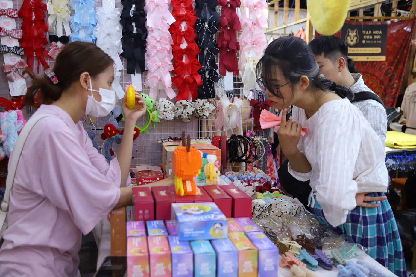 Tú Liên thích được trực tiếp đến lựa đồ và thử đồ để cảm nhận.