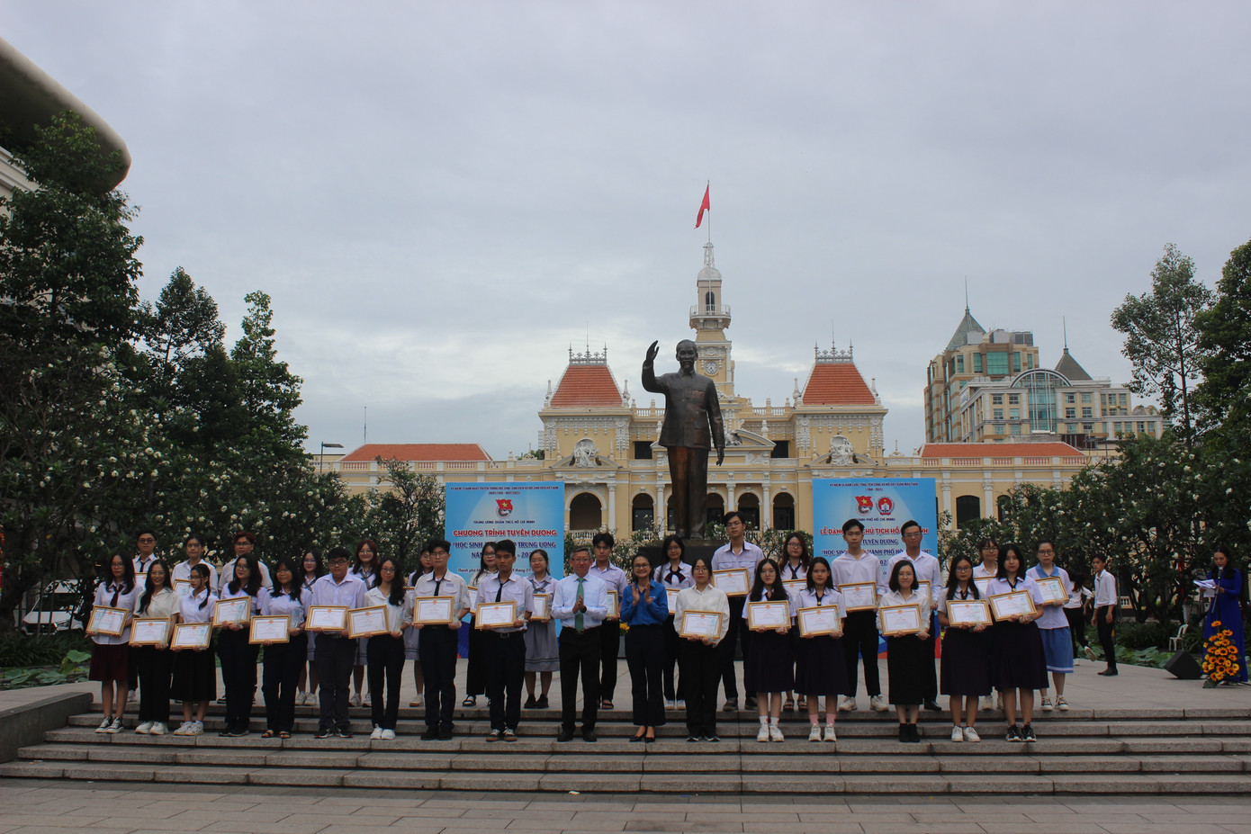 Năm 2023, Thành Đoàn - Hội Sinh viên TPHCM tuyên dương 392 điển hình học sinh, sinh viên tiêu biểu đạt danh hiệu Học sinh 3 tốt, Sinh viên 5 tốt cấp Thành phố năm 2022. Bên cạnh đó, TPHCM có 112 gương Học sinh 3 tốt, 4 tập thể và 14 cá nhân đạt danh hiệu Tập thể Sinh viên 5 tốt, Sinh viên 5 tốt cấp Trung ương, 17 sinh viên đạt giải thưởng Sao Tháng Giêng cấp Trung ương được Trung ương Đoàn, Trung ương Hội Sinh viên tuyên dương, khen thưởng.