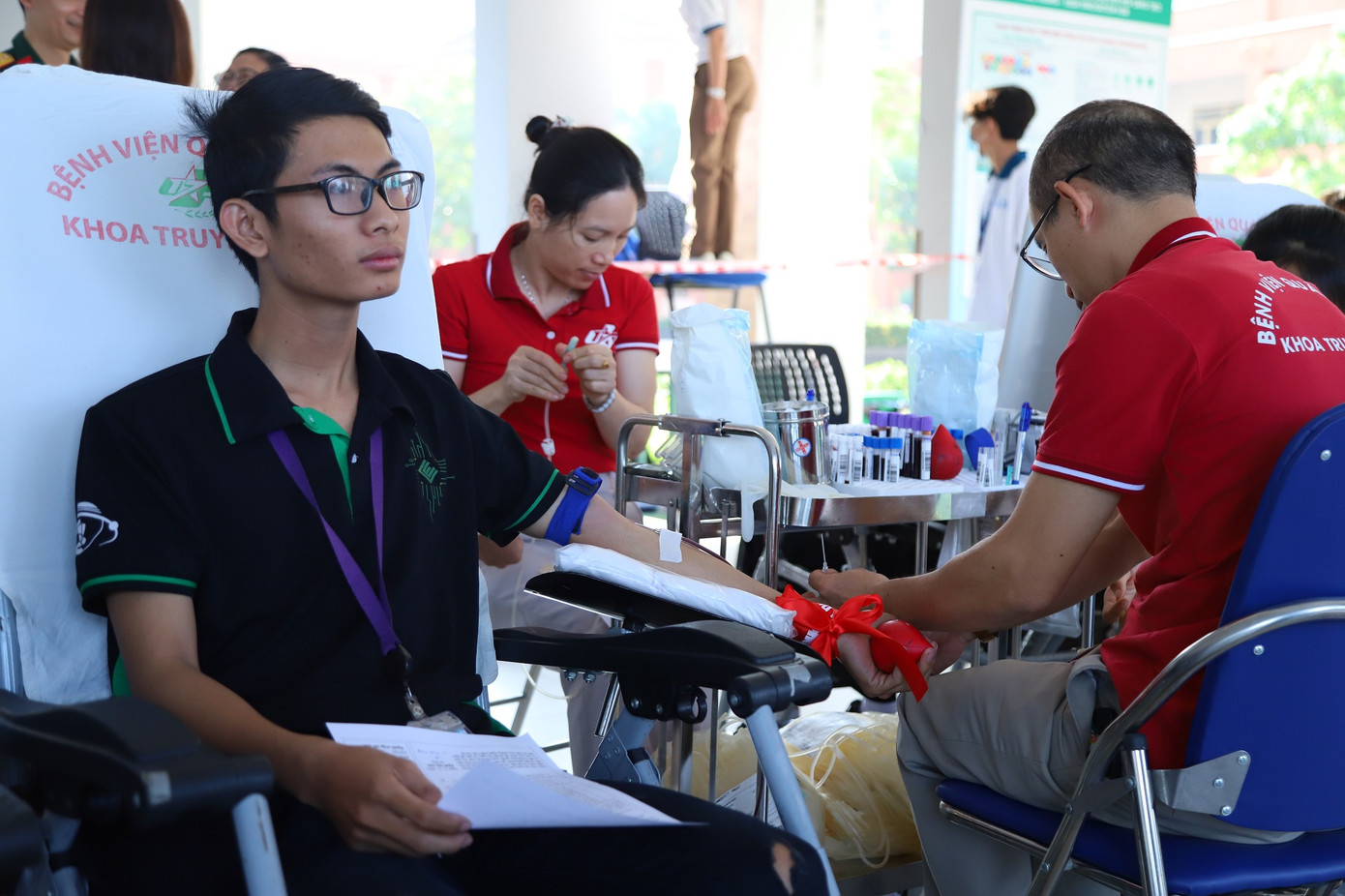 Sinh viên tham gia hiến máu tại chương trình. Sinh viên tham gia hiến máu tại chương trình.