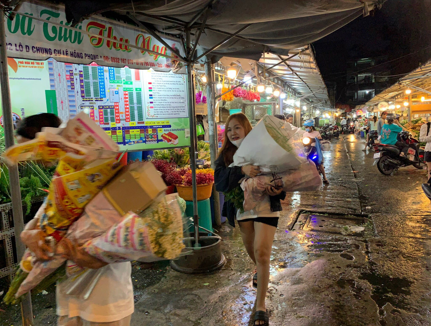 Hồ Thị Kỷ là chợ đầu mối chuyên buôn bán hoa tươi lớn nhất TP. HCM. Chợ nằm trên đường Hồ Thị Kỷ, ẩn mình bên chung cư Lê Hồng Phong, phường 1, quận 10. Chợ hoa Hồ Thị Kỷ không chỉ là bán buôn hoa mà các cửa hàng tại chợ còn gói và kết thành bó hoa để bán cho những khách hàng mua lẻ.