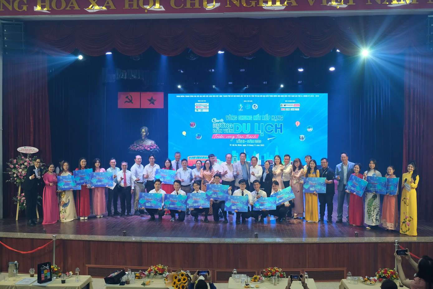 Các thí sinh tham gia vòng Chung kết xếp loại chụp hình cùng Ban Tổ chức cuộc thi. Các thí sinh tham gia vòng Chung kết xếp loại chụp hình cùng Ban Tổ chức cuộc thi.