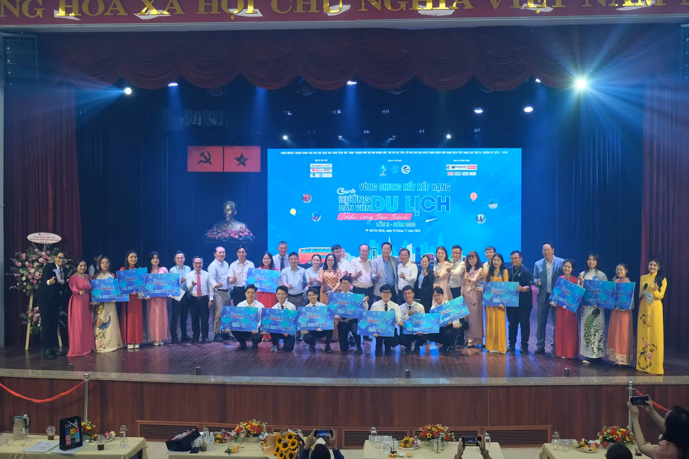 Các thí sinh tham gia vòng Chung kết xếp loại chụp hình cùng Ban Tổ chức cuộc thi.