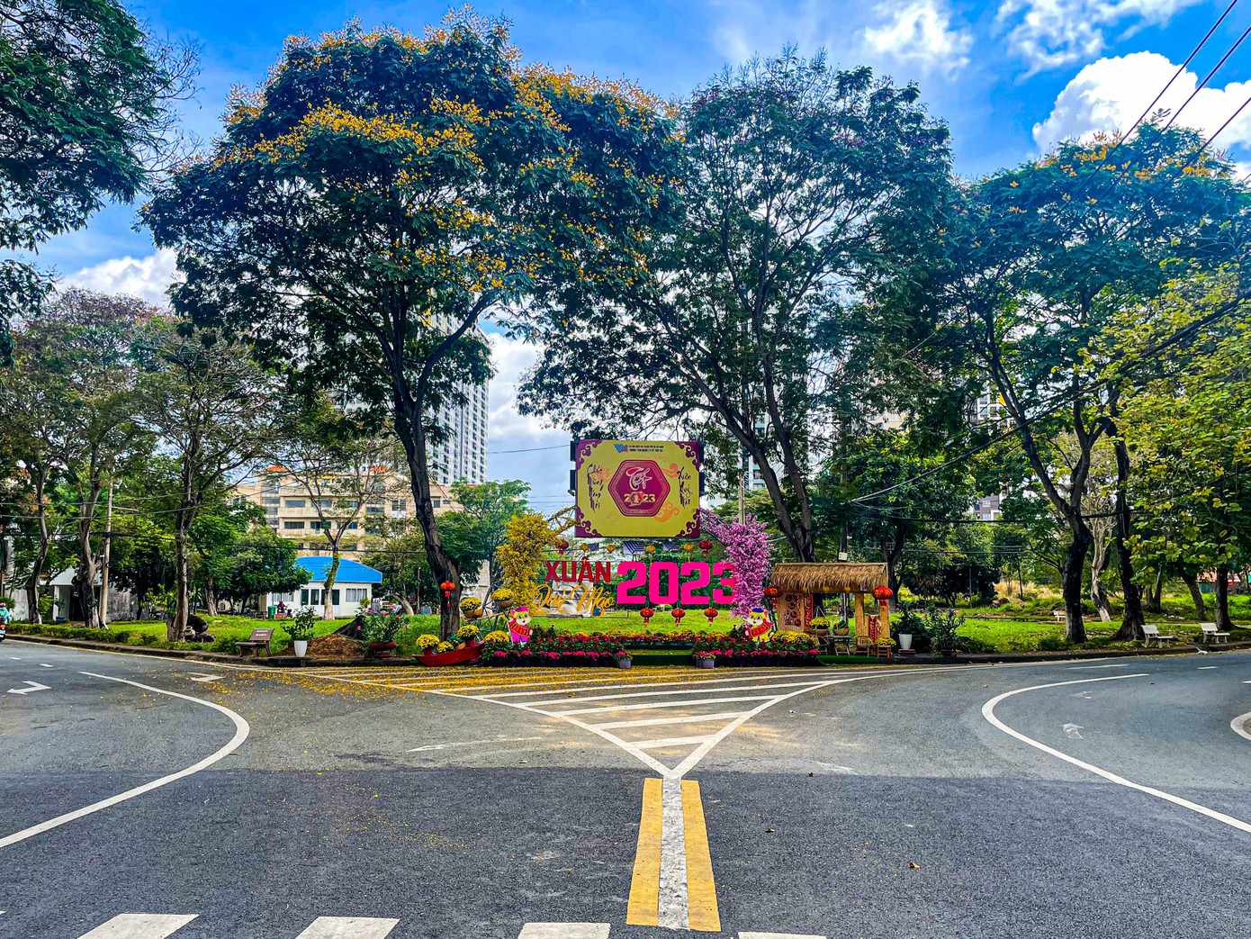 Tại KTX khu A (ĐHQG TP. HCM), ngay khi bước vào cổng, sinh viên đã dễ dàng bắt gặp được không khí Tết tràn ngập khắp nơi với nhiều tiểu cảnh trang trí rực rỡ (Quốc Hy).