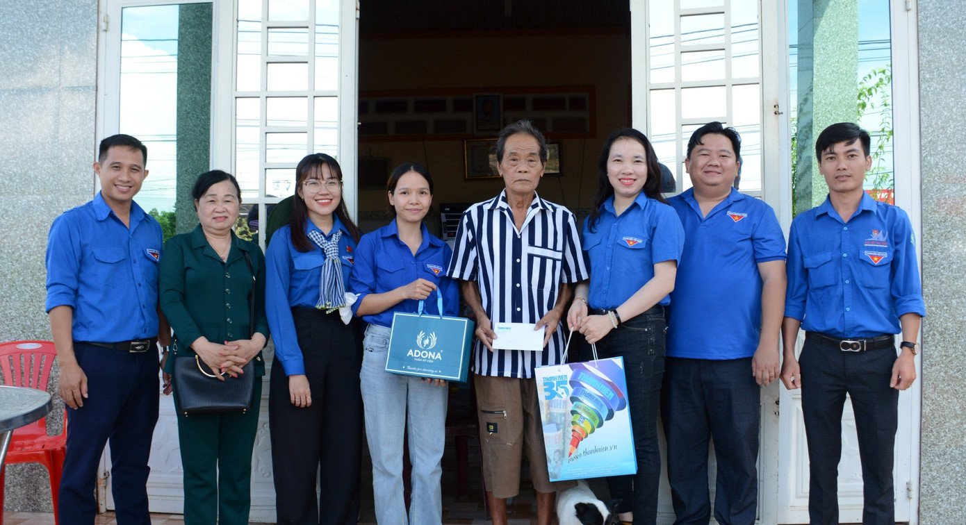 Đoàn còn tặng quà các gia đình có công với Cách mạng.