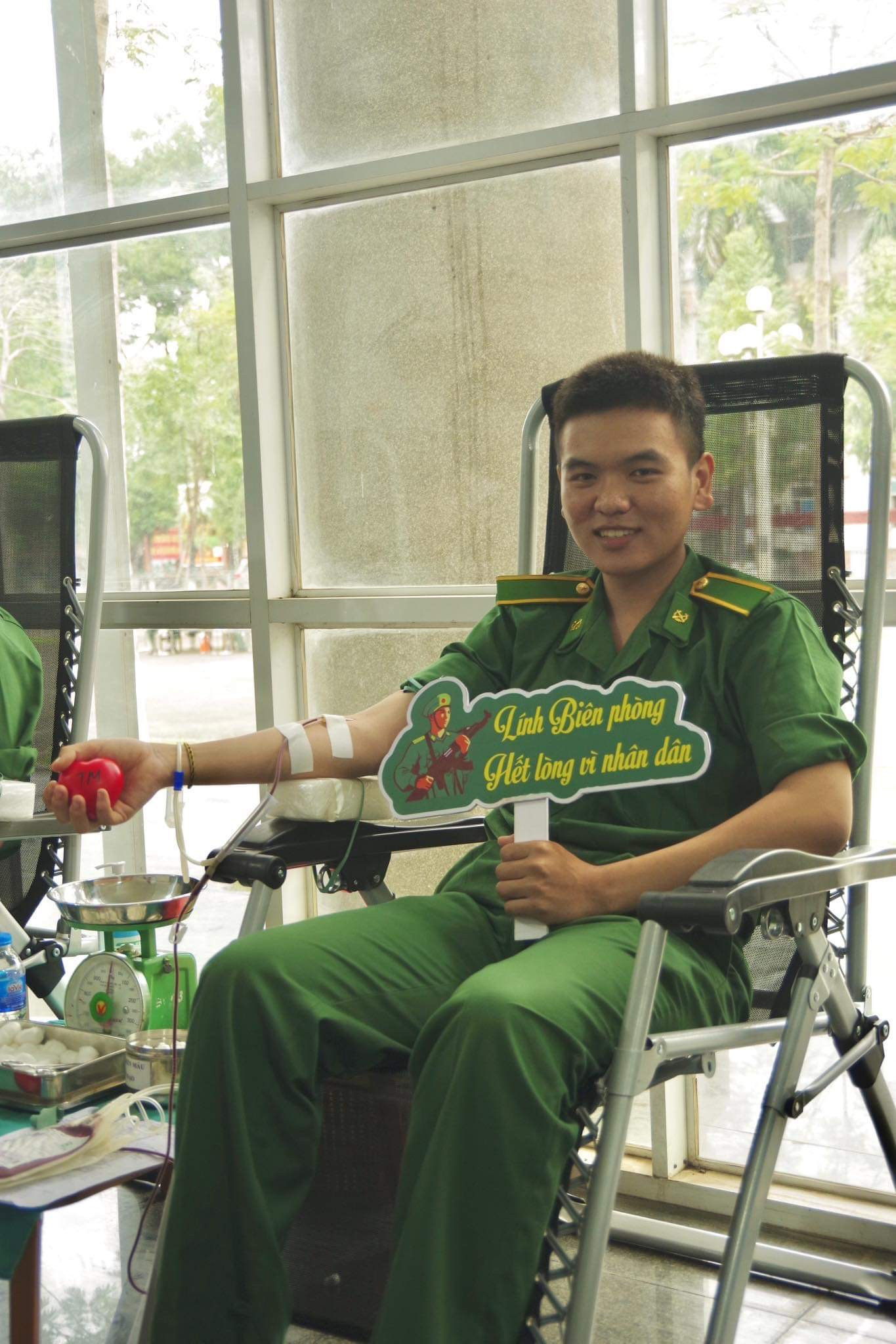 Đình Chân luôn tích cực tham gia các hoạt động thiện nguyện. (Ảnh&quot; NVCC)