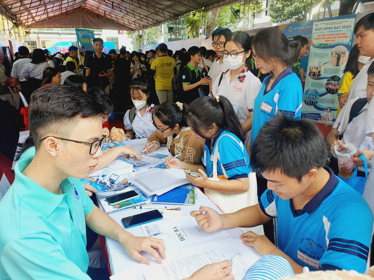 Rất đông các bạn học sinh THPT tham gia Ngày hội. Rất đông các bạn học sinh THPT tham gia Ngày hội.