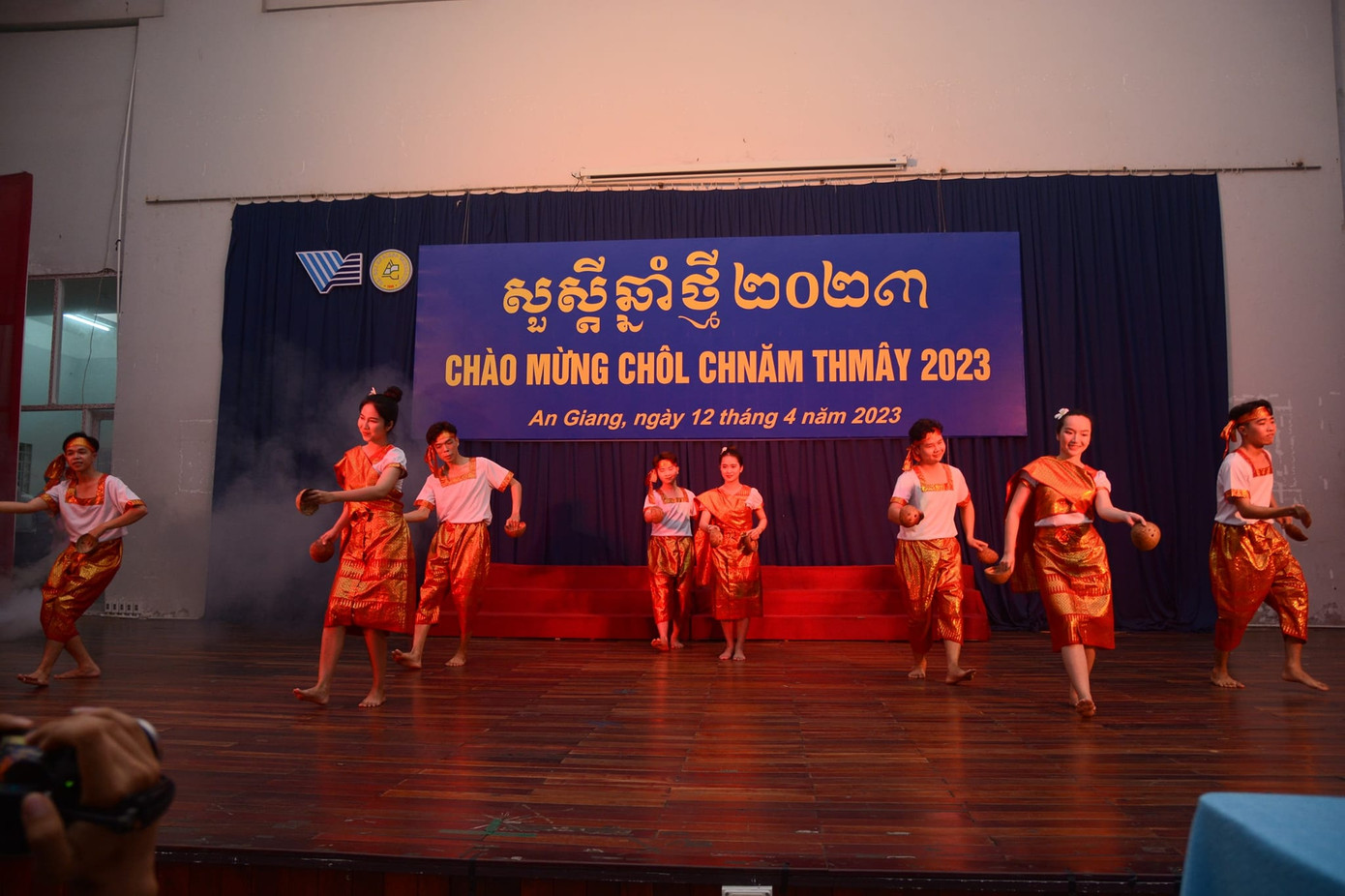 Các bạn sinh viên biểu diễn các tiết mục văn nghệ chào mừng Tết cổ truyền Chol Chnam Thmay. (Ảnh: ĐH An Giang) Các bạn sinh viên biểu diễn các tiết mục văn nghệ chào mừng Tết cổ truyền Chol Chnam Thmay. (Ảnh: ĐH An Giang)
