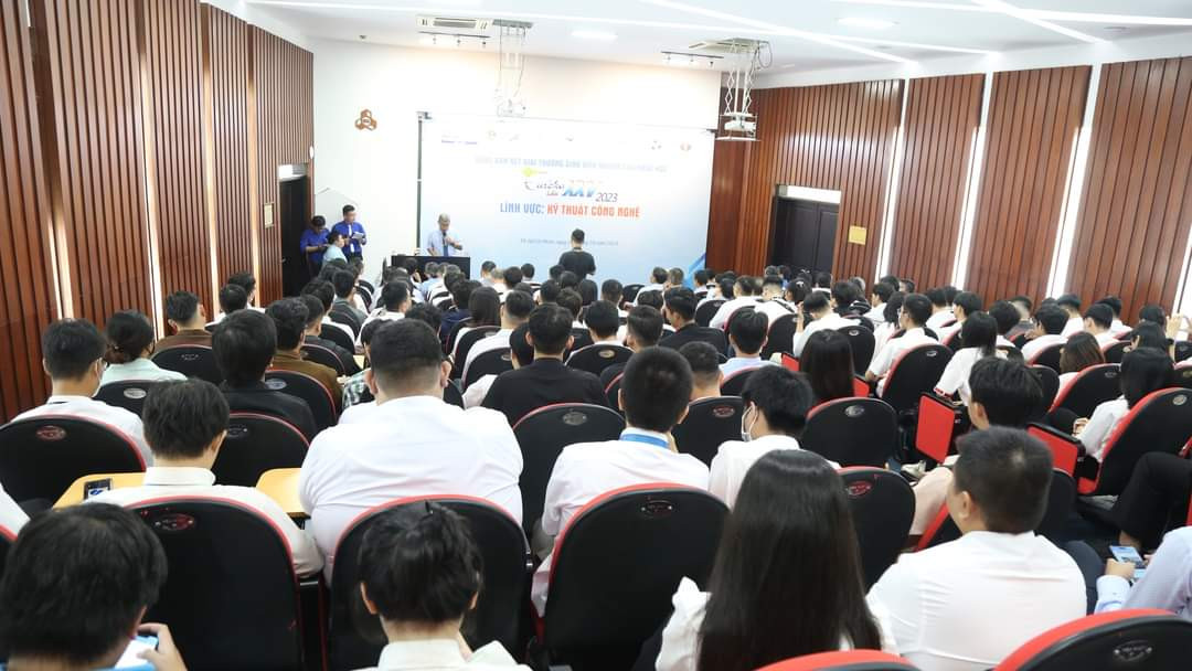 Các nhóm sinh viên tranh tài ở lĩnh vực Kỹ thuật Công nghệ, tại trường ĐH Bách khoa (ĐHQG TP. HCM).