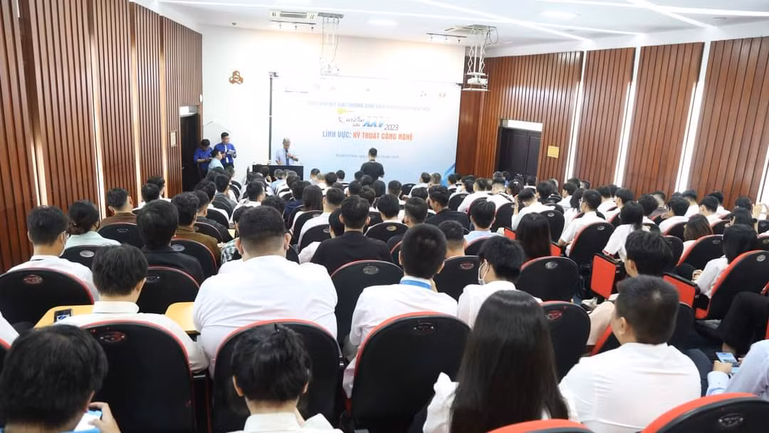 Các nhóm sinh viên tranh tài ở lĩnh vực Kỹ thuật Công nghệ, tại trường ĐH Bách khoa (ĐHQG TP. HCM).