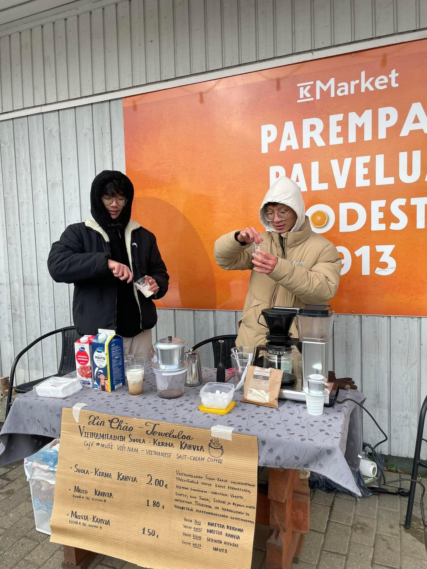 Quầy cà phê được bố trí đơn giản, đặt bán trước cửa siêu thị. (Ảnh: NVCC)