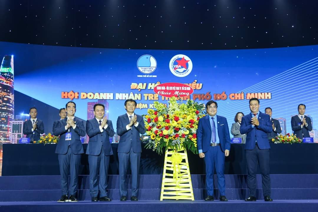 Nhân dịp này, Thành Đoàn, Hội LHTN TP. HCM tặng hoa gửi chúc mừng thay cho lời chúc tốt đẹp nhất đến toàn thể Đại hội. Nhân dịp này, Thành Đoàn, Hội LHTN TP. HCM tặng hoa gửi chúc mừng thay cho lời chúc tốt đẹp nhất đến toàn thể Đại hội.