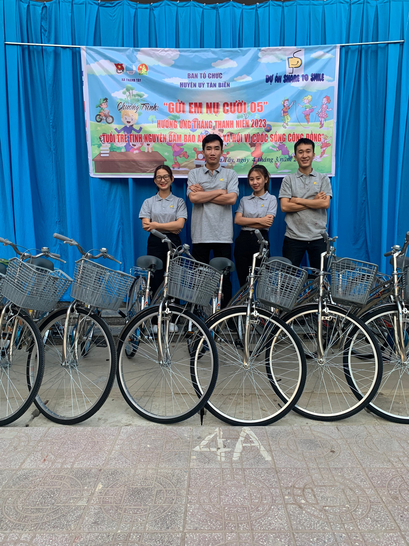 Huy (thứ nhất bên phải) cùng hai thành viên trong dự án Share to Smile.