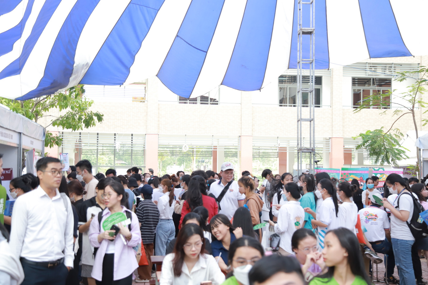 Đông đảo sinh viên các trường trên địa bàn TP. HCM có mặt trong buổi khai mạc Tuần lễ “Sinh viên Xã hội Nhân văn và Nhà tuyển dụng 2023”.