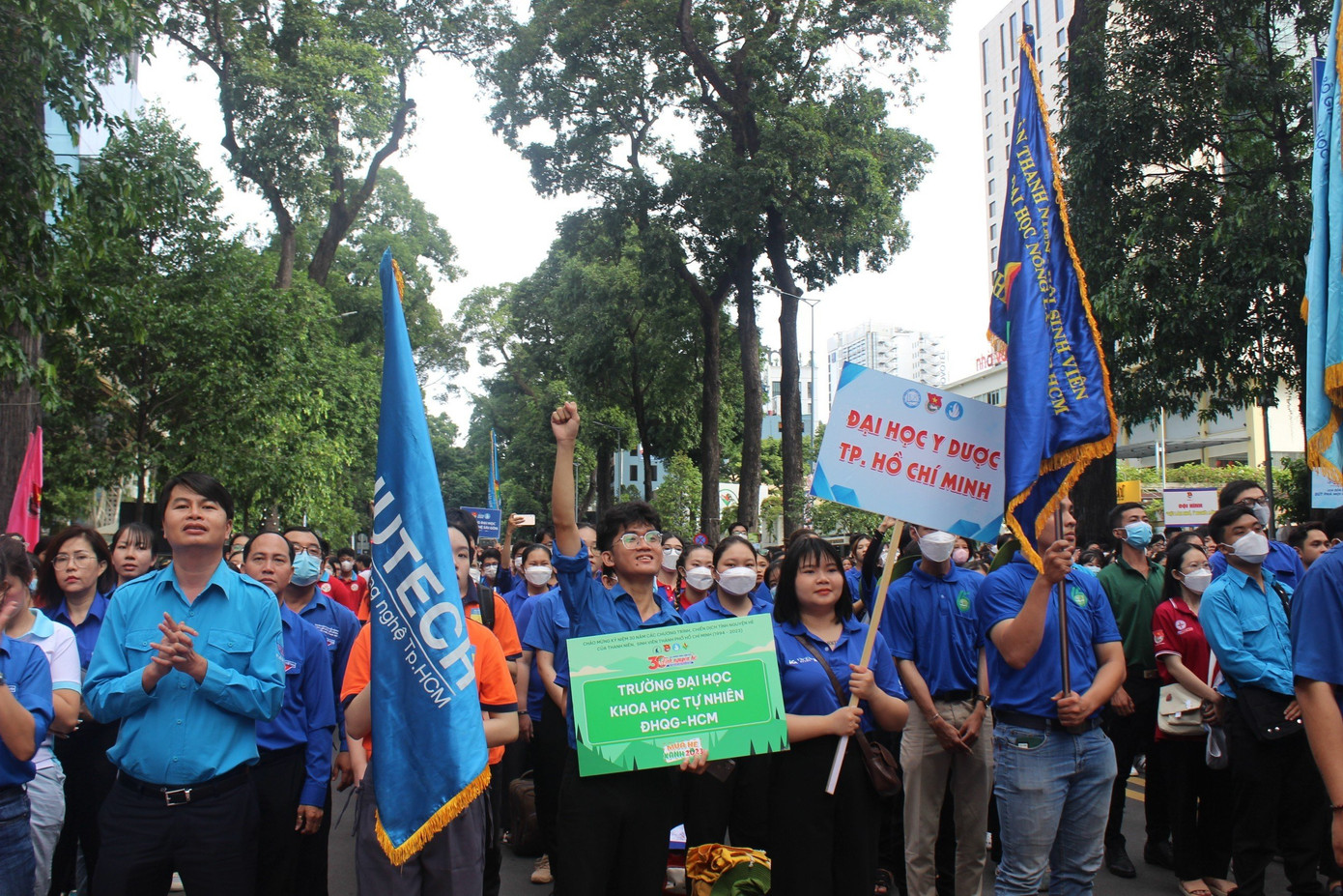 Huỳnh Khang (cầm bảng ở giữa) trong lễ ra quân.