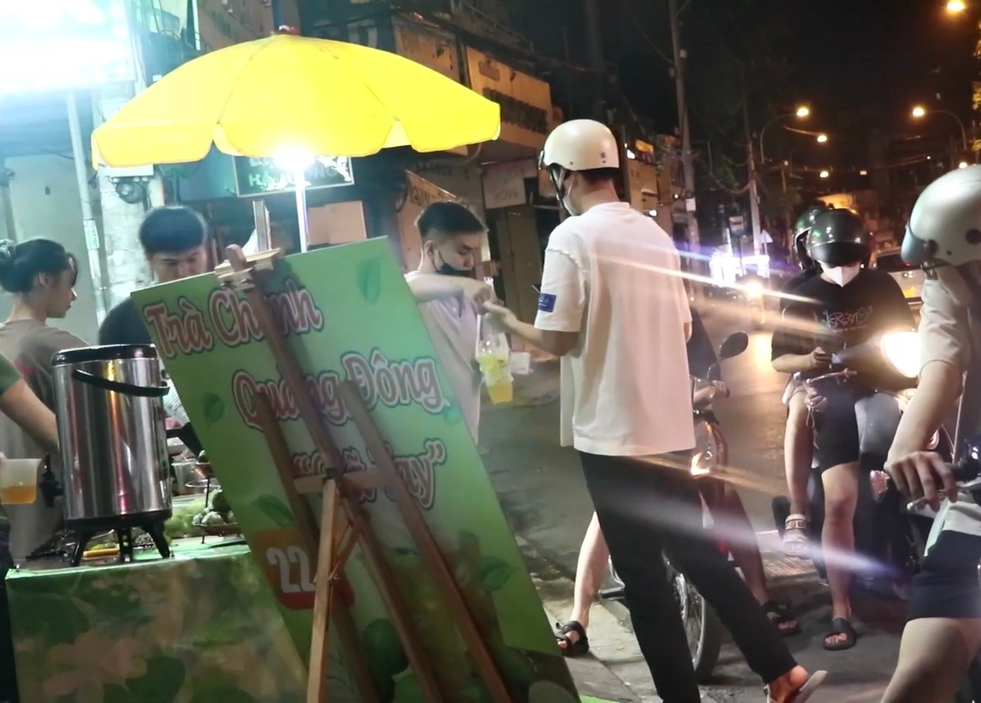 Nhiều bạn trẻ xếp hàng đợi mua trà chanh giã chanh giã tay. (Ảnh: Phương An)