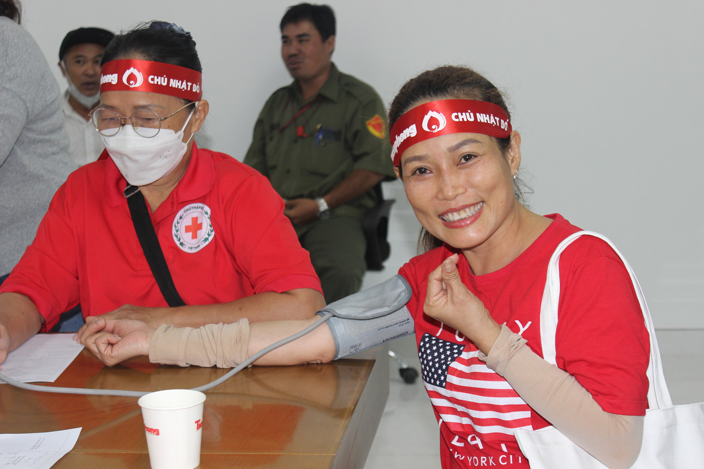 Người dân Khu đô thị Vạn Phúc háo hức khi tham gia hiến máu tại ngày hội Chủ nhật Đỏ.