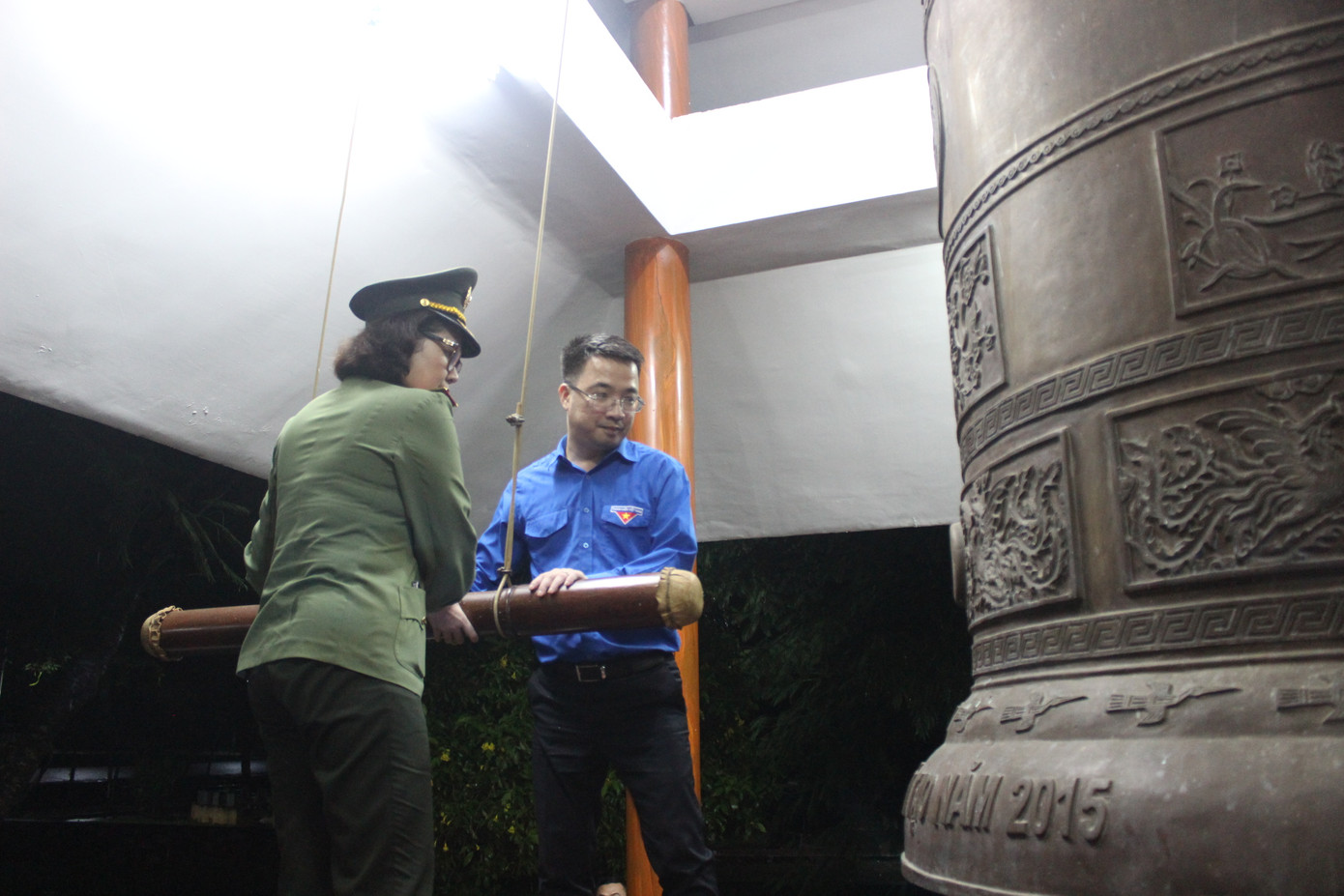 Anh Nguyễn Tường Lâm - Bí thư T.Ư Đoàn; Thiếu tướng Ngô Hoài Thu - Phó Cục trưởng Cục Công tác Đảng và Công tác chính trị, Bộ Công an thực hiện nghi lễ gióng chuông tại chương trình.