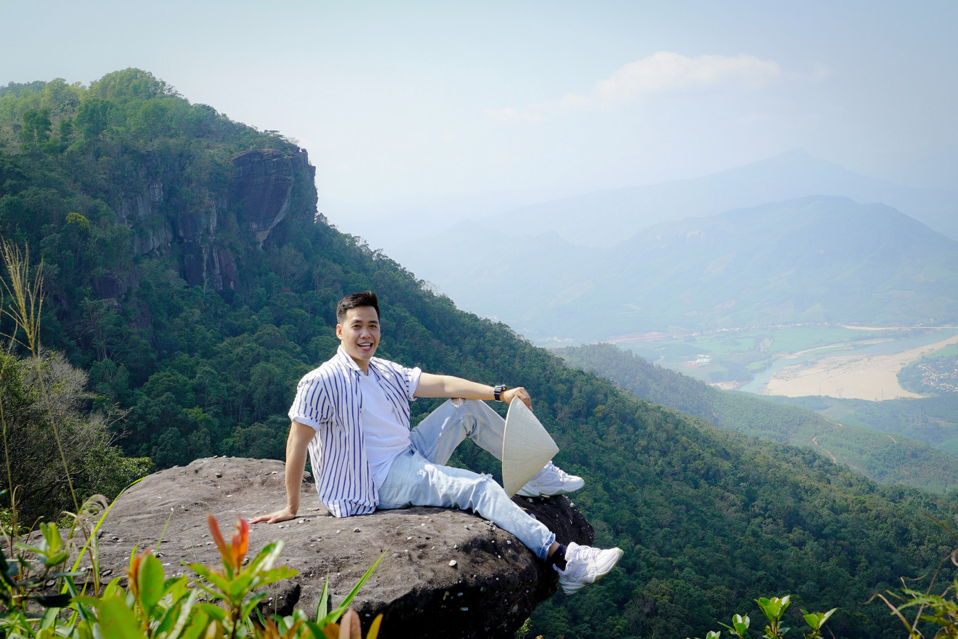 Văn Dũng đặt chân đến nhiều vùng đất trên khắp Việt Nam. (Ảnh: NVCC)