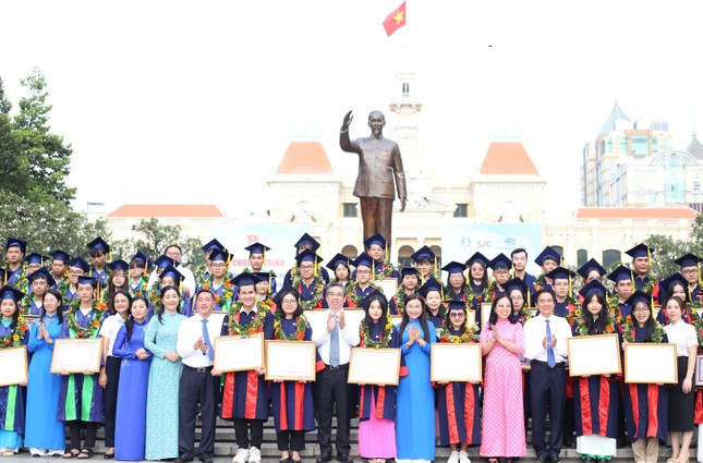 77 sinh viên tiêu biểu, là những thủ khoa trúng tuyển và thủ khoa tốt nghiệp TP. HCM cùng chụp ảnh lưu niệm. (Ảnh: Ngô Tùng)
