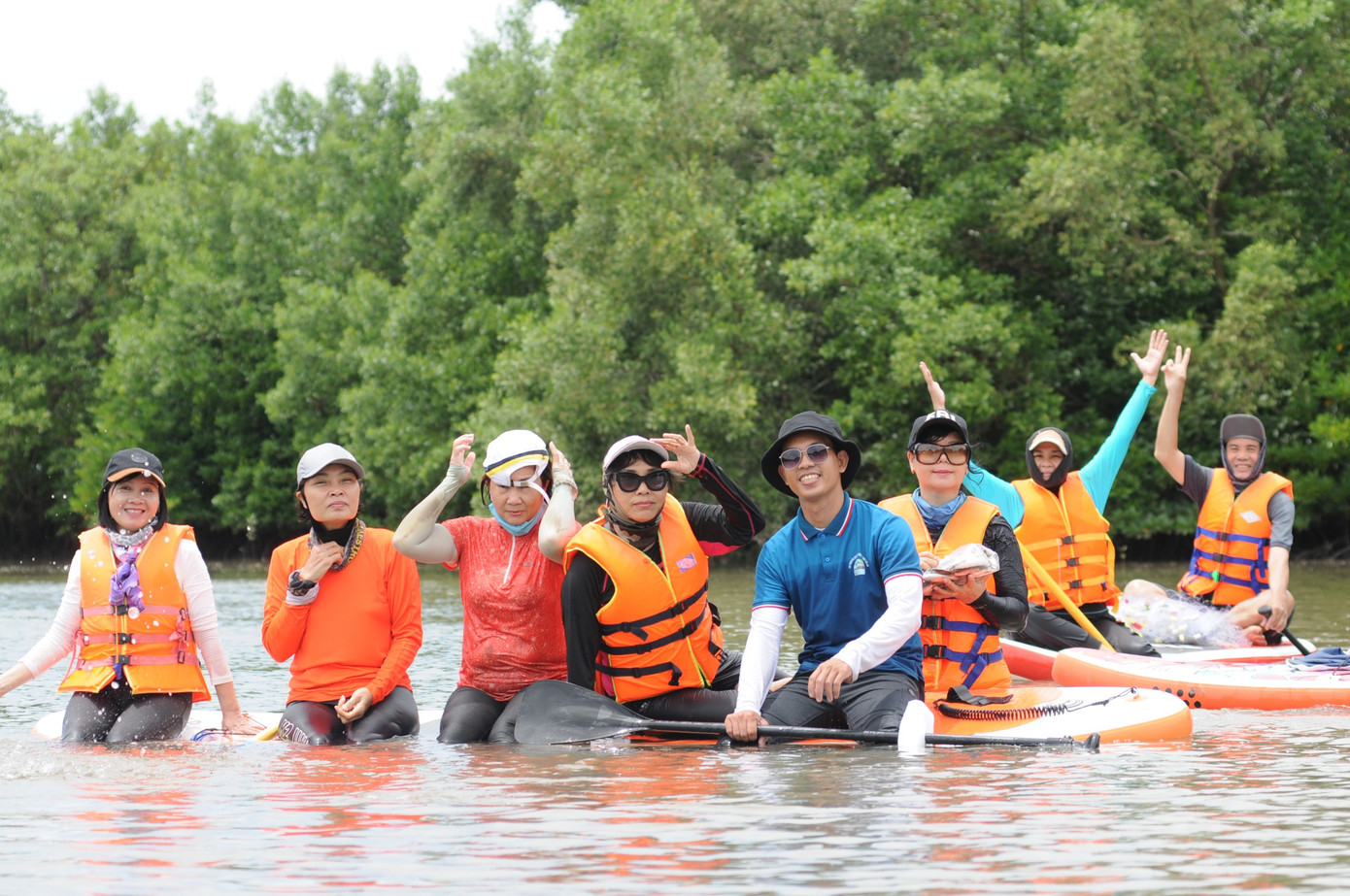 Nam (áo xanh) cùng những khách hàng trải nghiệm tour du lịch Cần Giờ do chính công ty của Nam thiết kế. Ảnh: NVCC Nam (áo xanh) cùng những khách hàng trải nghiệm tour du lịch Cần Giờ do chính công ty của Nam thiết kế. Ảnh: NVCC