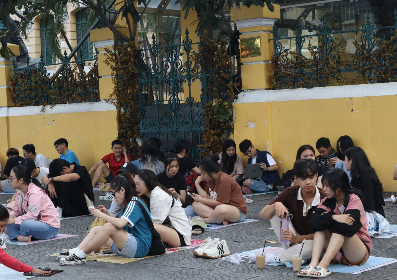 Cảnh nhộn nhịp, đông đúc trước Bưu điện Thành phố của nhiều nhóm bạn trẻ.