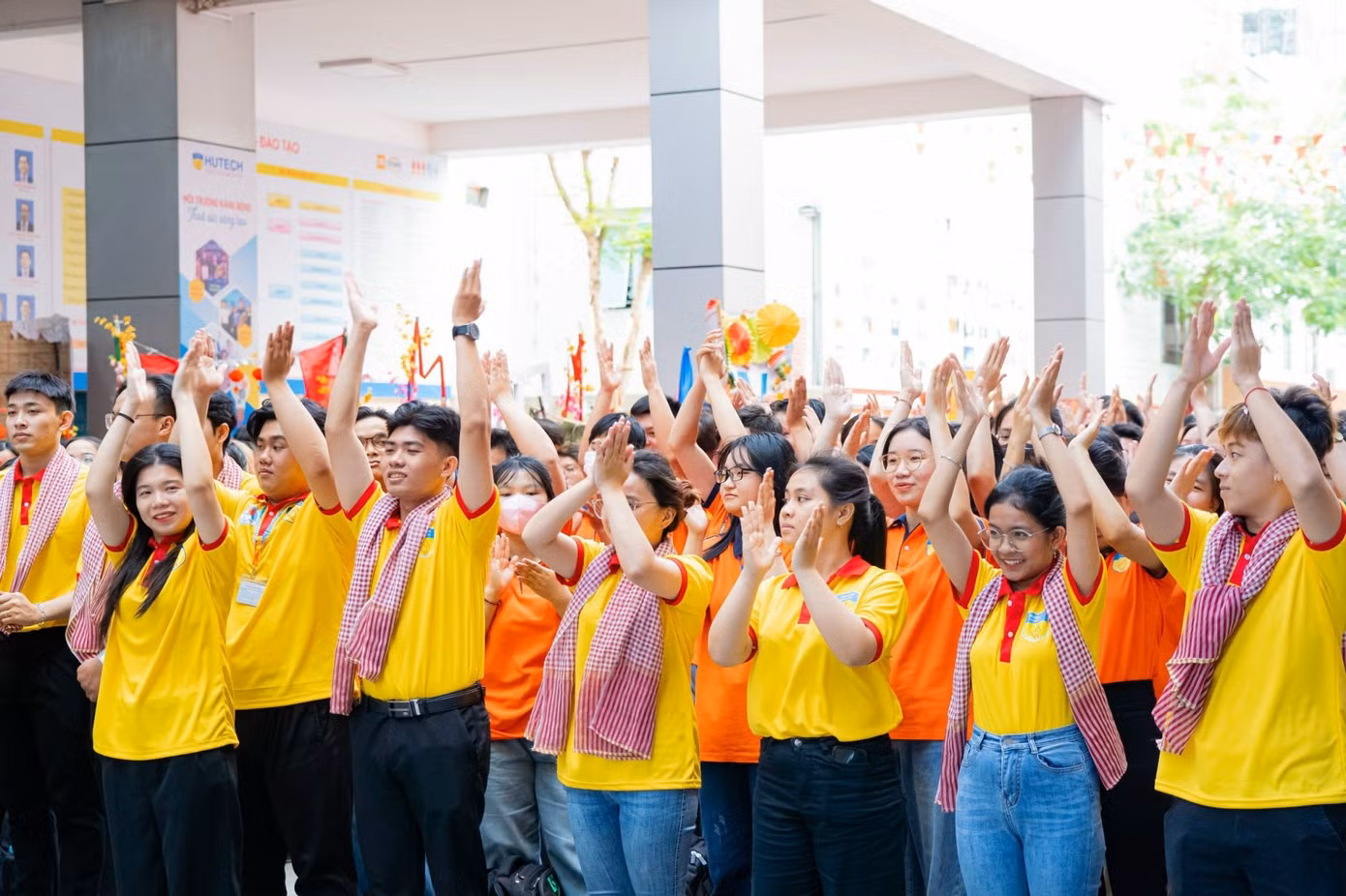 Không khí hứng khởi của các bạn sinh viên tham gia buổi lễ ra quân. Không khí hứng khởi của các bạn sinh viên tham gia buổi lễ ra quân.