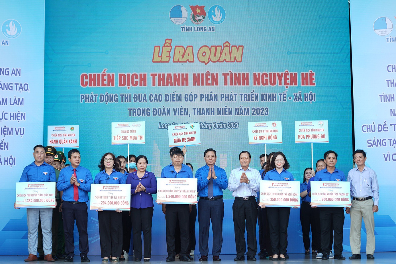 Các đội hình tình nguyện ra mắt trong buổi lễ phát động. (Ảnh: Tỉnh Đoàn Long An) Các đội hình tình nguyện ra mắt trong buổi lễ phát động. (Ảnh: Tỉnh Đoàn Long An)