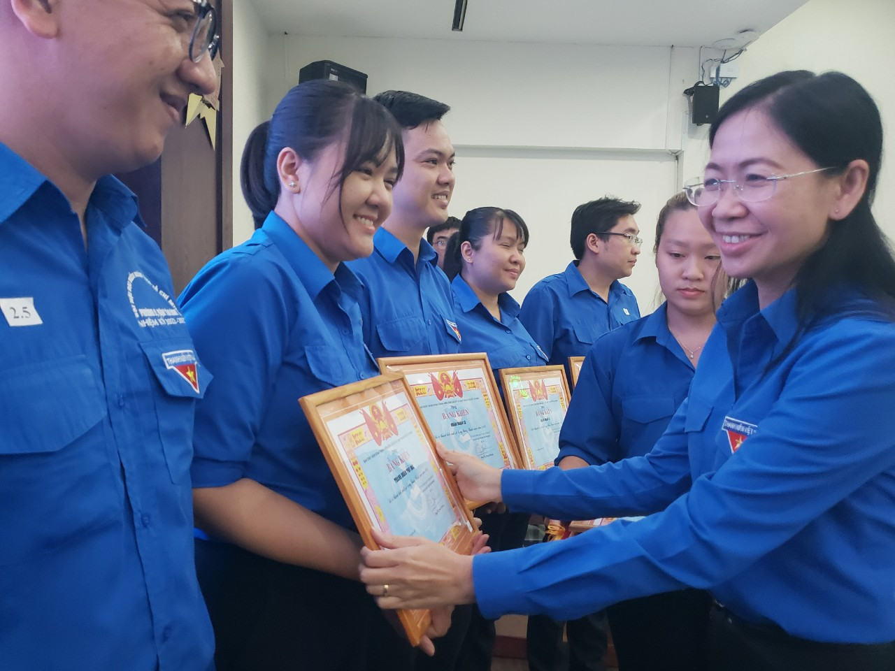 Bí thư Thành Đoàn TPHCM Phan Thị Thanh Phương trao bằng khen cho những đơn vị có đóng góp tích cực trong Tháng Thanh niên.