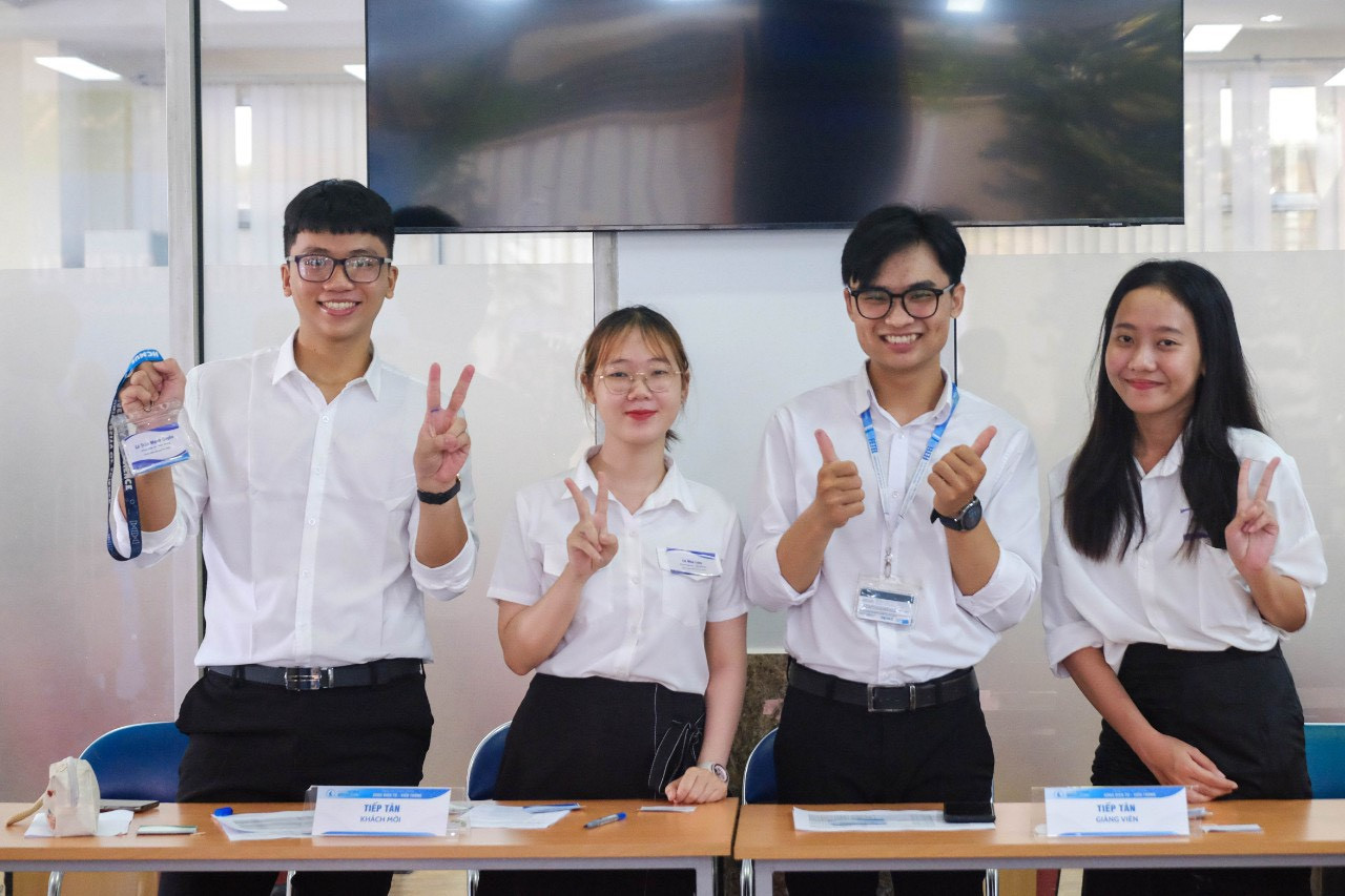 Ánh Ngân (ngoài cùng, bên phải) hỗ trợ Ngày hội truyền thống của khoa. Ánh Ngân (ngoài cùng, bên phải) hỗ trợ Ngày hội truyền thống của khoa.