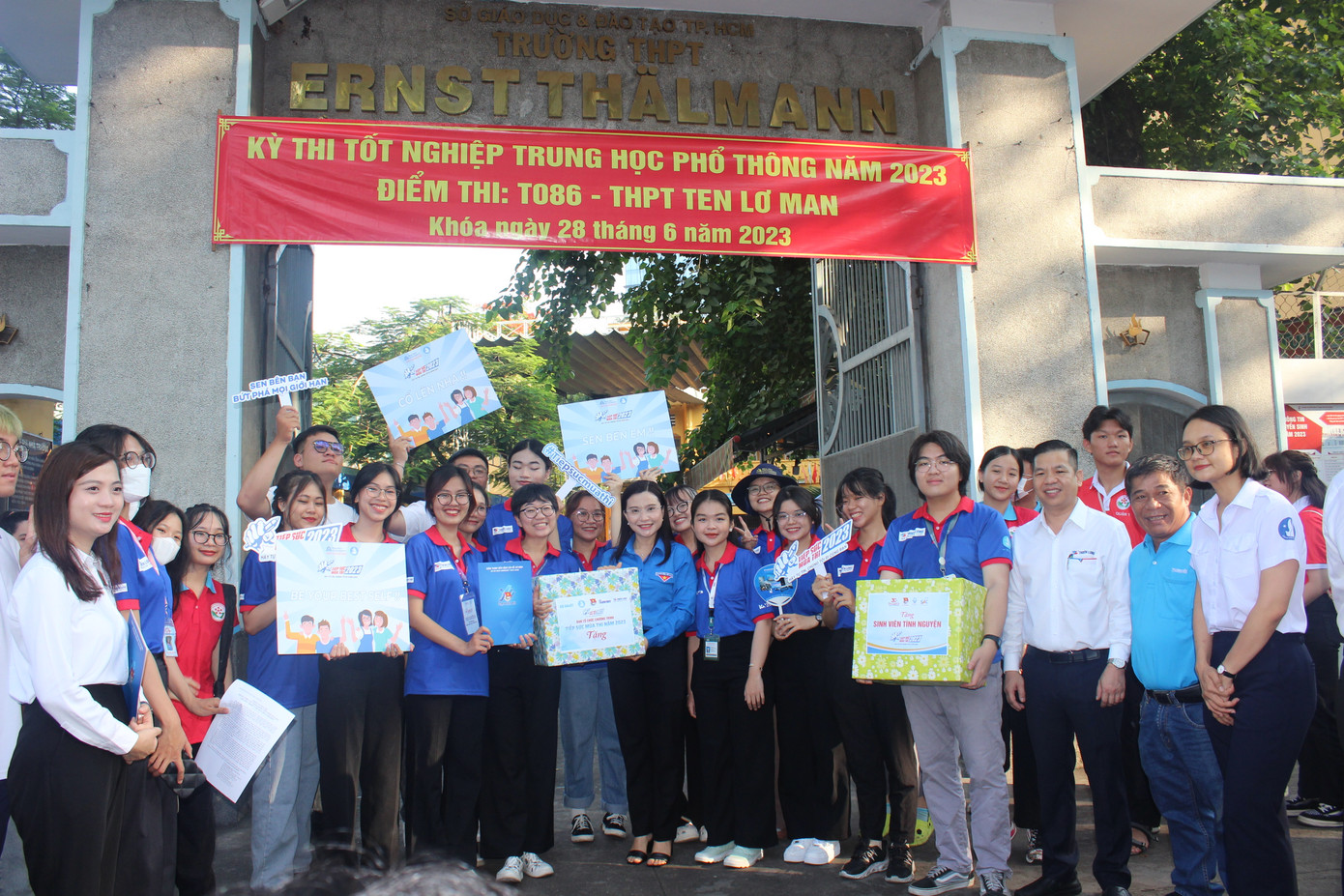 Bí thư T.Ư Đoàn Nguyễn Phạm Duy Trang tặng quà đội hình Tiếp sức mùa thi tại điểm thi trường THPT Ten Lơ Man (quận 1). Bí thư T.Ư Đoàn Nguyễn Phạm Duy Trang tặng quà đội hình Tiếp sức mùa thi tại điểm thi trường THPT Ten Lơ Man (quận 1).