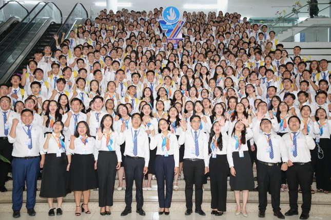 Phát biểu bế mạc Đại hội Hội Sinh viên TP. HCM lần thứ VII, nhiệm kỳ 2023 – 2028 vào trưa 5/11, chị Trần Thu Hà – Phó Bí thư Thành Đoàn, Chủ tịch Hội Sinh viên TP. HCM khẳng định: “Hội Sinh viên Thành phố, với sứ mệnh là tổ chức của sinh viên, do sinh viên và vì sinh viên, sẽ cam kết đồng hành với các bạn hội viên, sinh viên trong học tập và rèn luyện, để sinh viên Thành phố phấn đấu trở thành những 'Sinh viên 5 tốt', có năng lực phụng sự tốt, hướng đến một cuộc đời tốt”. Phát biểu bế mạc Đại hội Hội Sinh viên TP. HCM lần thứ VII, nhiệm kỳ 2023 – 2028 vào trưa 5/11, chị Trần Thu Hà – Phó Bí thư Thành Đoàn, Chủ tịch Hội Sinh viên TP. HCM khẳng định: “Hội Sinh viên Thành phố, với sứ mệnh là tổ chức của sinh viên, do sinh viên và vì sinh viên, sẽ cam kết đồng hành với các bạn hội viên, sinh viên trong học tập và rèn luyện, để sinh viên Thành phố phấn đấu trở thành những 'Sinh viên 5 tốt', có năng lực phụng sự tốt, hướng đến một cuộc đời tốt”.