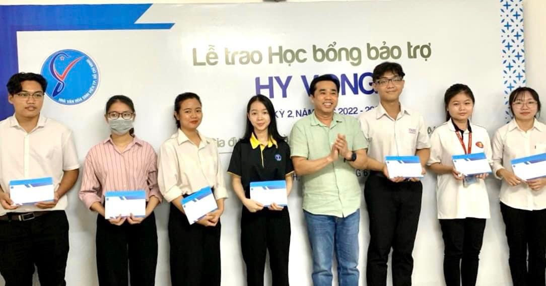 Anh Quách Hải Đạt trao học bổng cho các bạn sinh viên.