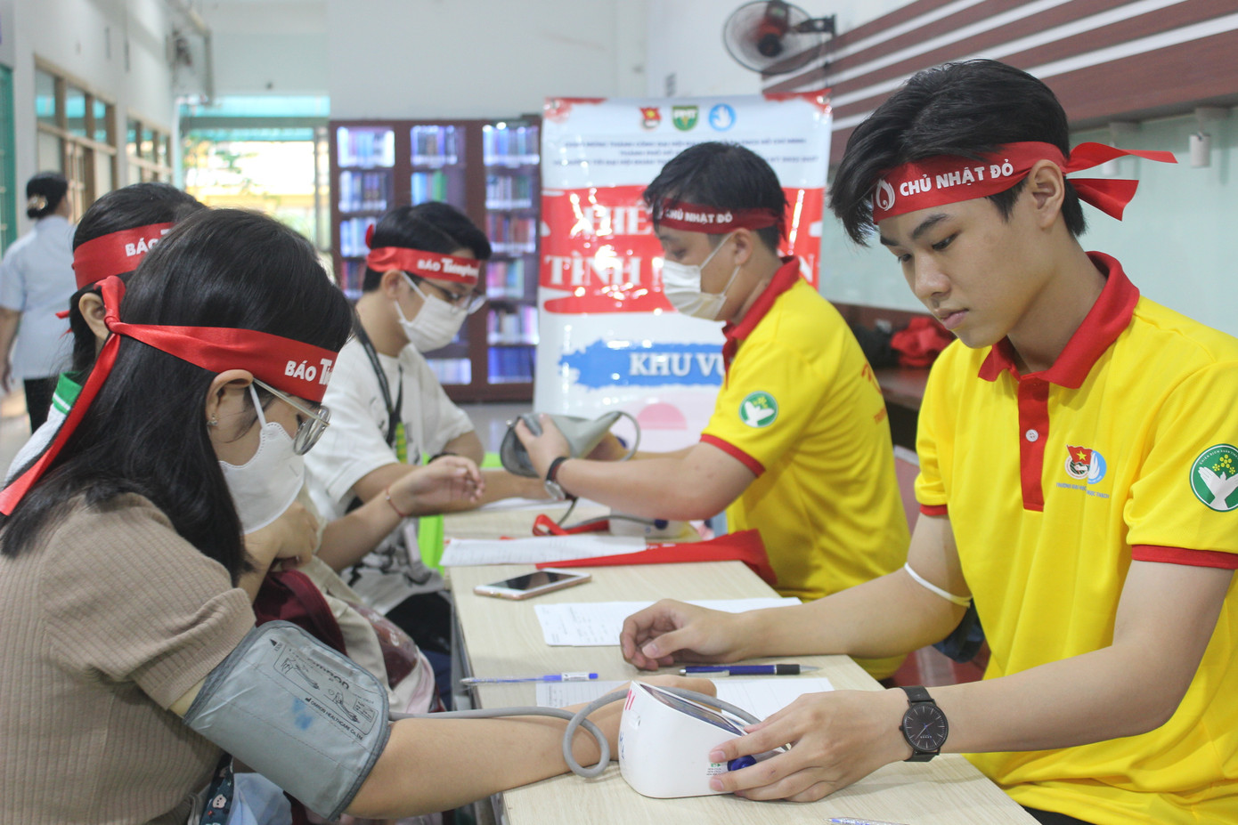 Sáng ngày 9/1, tại TPHCM, báo Tiền Phong phối hợp Đoàn Thanh niên trường ĐH Y khoa Phạm Ngọc Thạch và Trung tâm hiến máu nhân đạo TPHCM tổ chức chương trình hiến máu Chủ nhật Đỏ với sự tham gia nhiệt tình của nhiều sinh viên.