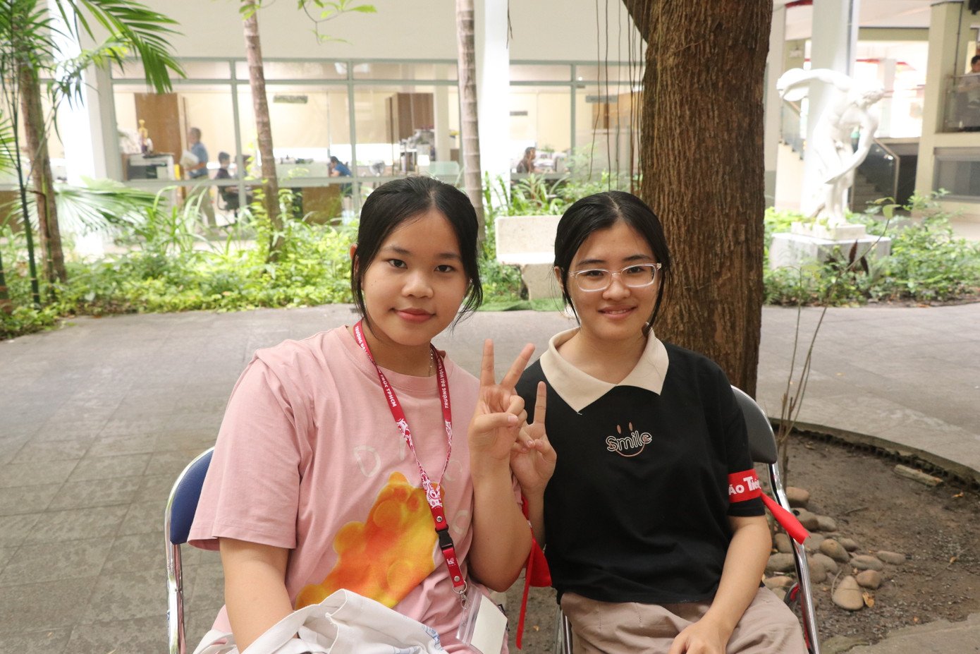 Lê Bảo Ngọc (bên trái), sinh viên năm nhất khoa Mỹ thuật đô thị (trường ĐH Kiến trúc TPHCM) tham gia hiến máu với mong muốn nhóm máu O của mình có thể giúp ích cho nhiều người.