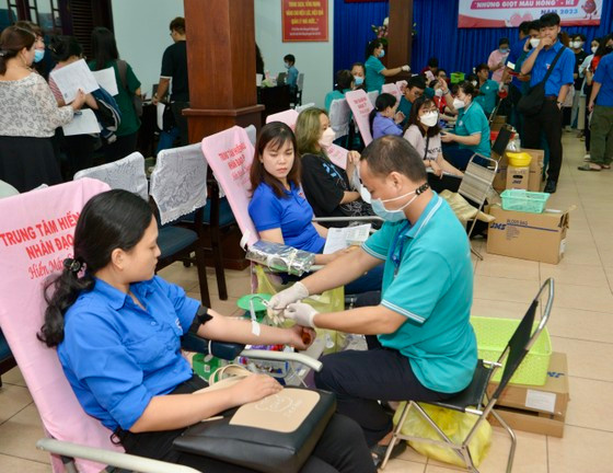 Nhiều đoàn viên, thanh niên TP. HCM hưởng ứng hoạt động hiến máu tại chương trình. (Ảnh: Cao Thăng)