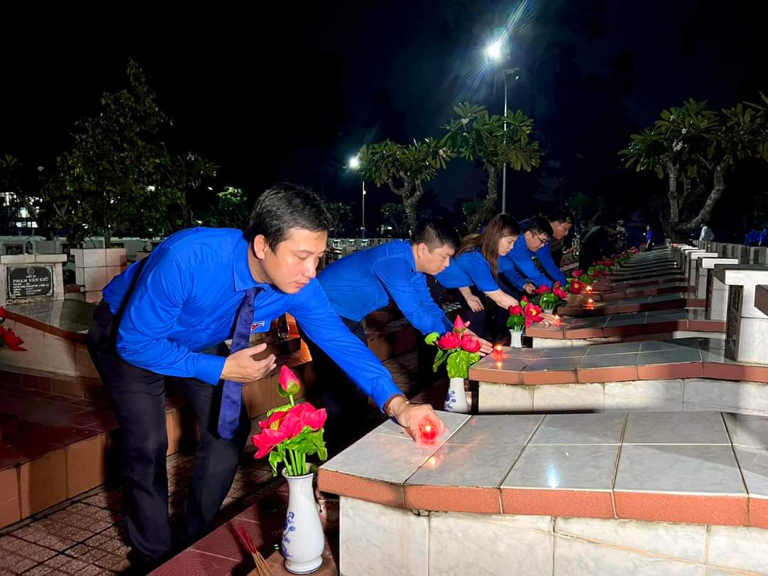Anh Trần Hải Phú - Bí thư Tỉnh Đoàn Long An thắp nến các phần mộ liệt sĩ.