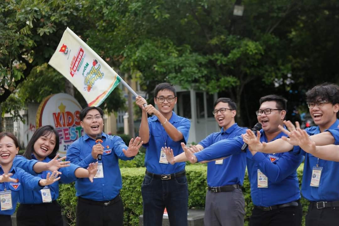 Các thí sinh tham gia phần thi chạy trạm.