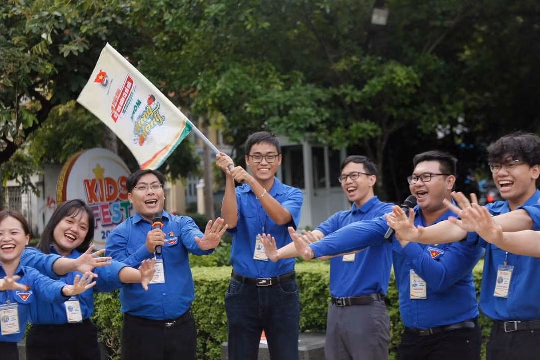 Các thí sinh tham gia phần thi chạy trạm.