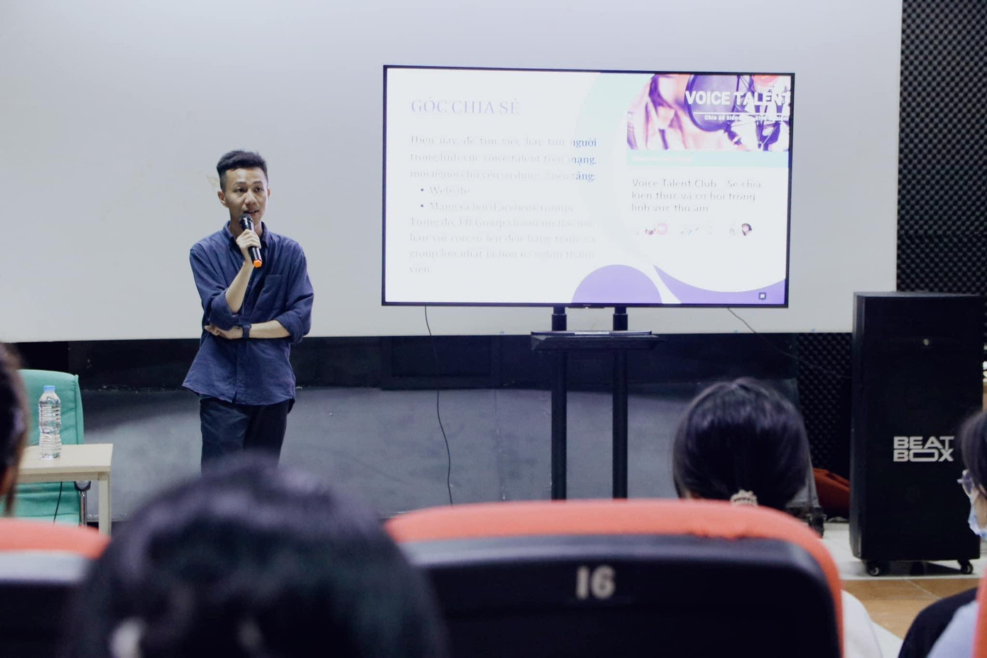 Anh Hồ Nguyễn Anh Phong chia sẻ về phát triển nghề nghiệp trong lĩnh vực Voice Talent tại Workshop “Tiệm thu thanh”. (Ảnh: NVCC)