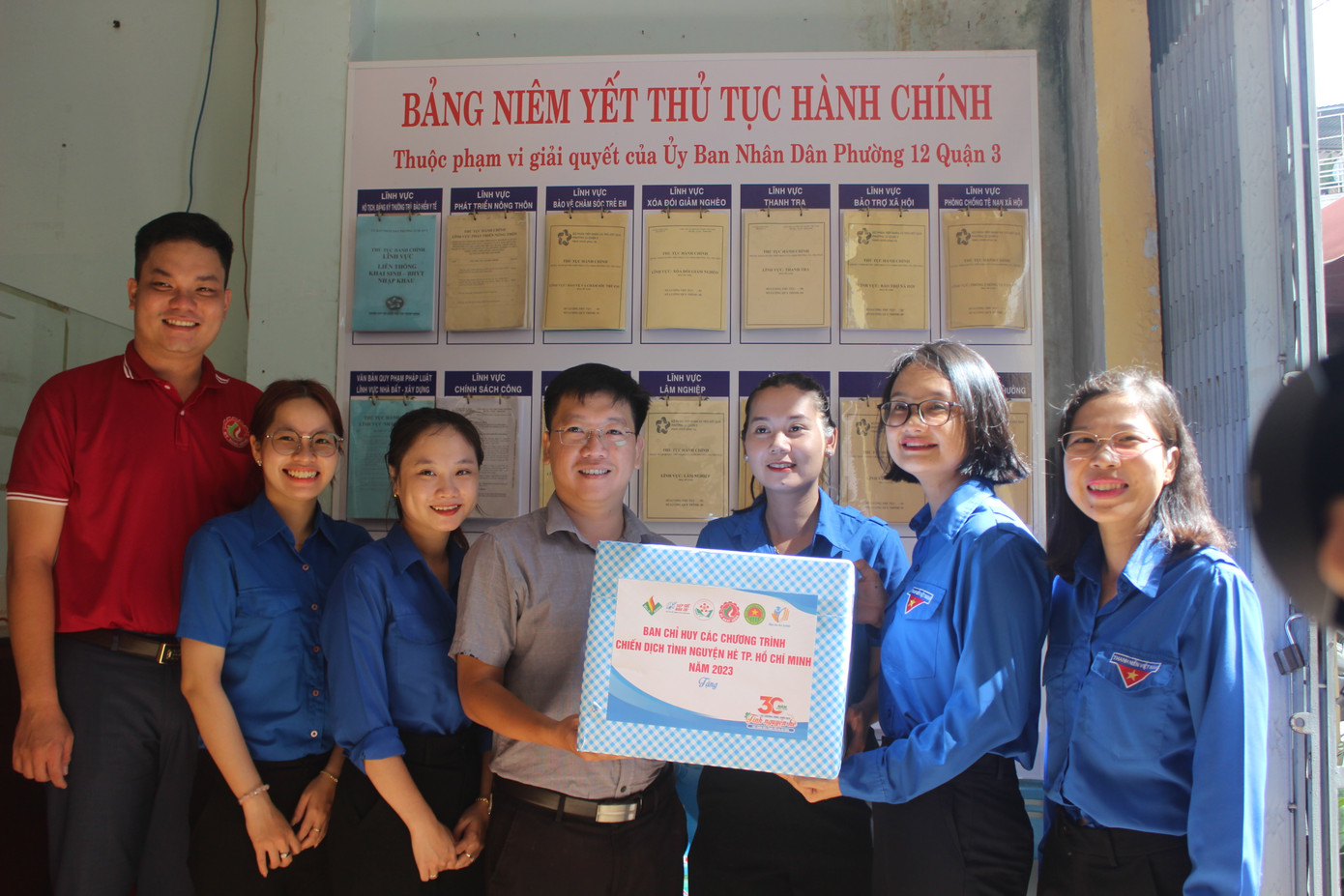 Đoàn cũng thăm và tặng quà cho chiến sĩ Kỳ nghỉ Hồng tại bộ phận Tiếp nhận và trả kết quả thủ tục hành chính tại UBND phường 12, quận 3.