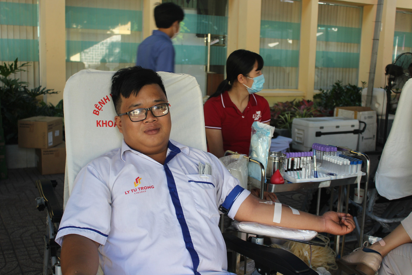 Nguyễn Thành An (sinh viên năm 2, khoa Điện Điện tử) cho hay, khi biết thông tin chương trình từ Đoàn trường phát động bạn đã đăng ký để hiến máu. Có mặt từ sáng sớm, Thành An chia sẻ: “Đây là lần đầu tiên hiến máu nhưng mình không lo lắng gì cả. Khám sàng lọc xong là mình hiến máu thôi. Bình thường mình ăn uống điều độ, tự nấu ăn và thể dục thường xuyên nên mình nghĩ sẽ đủ điều kiện và sau khi hiến lượng máu mới sản sinh bù lại cũng nhanh”.