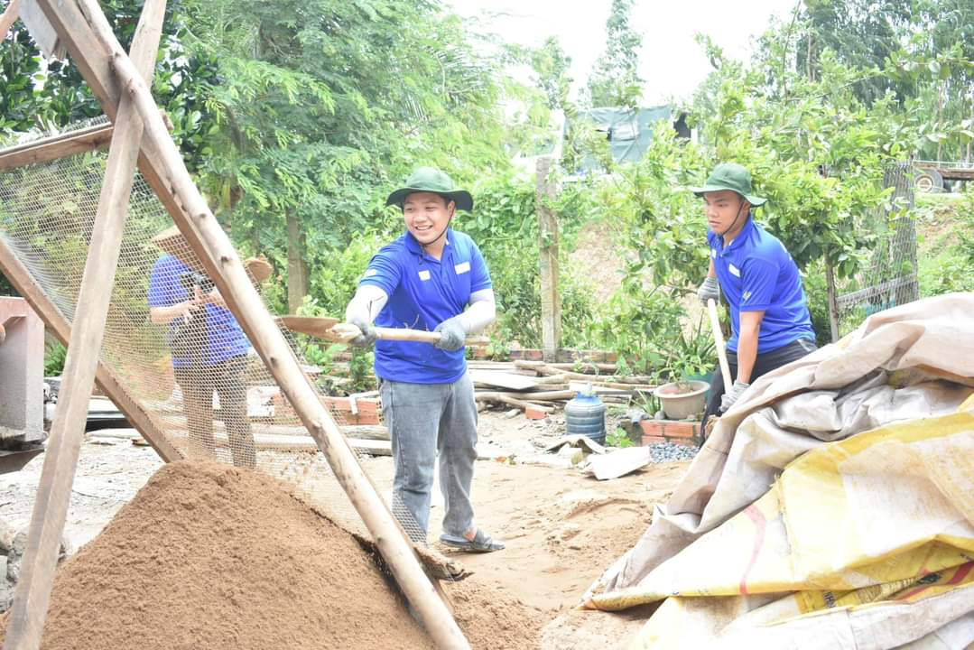 Chiến sĩ 'Mùa Hè Xanh' đang thực hiện xây dựng 'Nhà tình bạn' tại xã Bình Thạnh. (Ảnh: TLTĐ) Chiến sĩ 'Mùa Hè Xanh' đang thực hiện xây dựng 'Nhà tình bạn' tại xã Bình Thạnh. (Ảnh: TLTĐ)