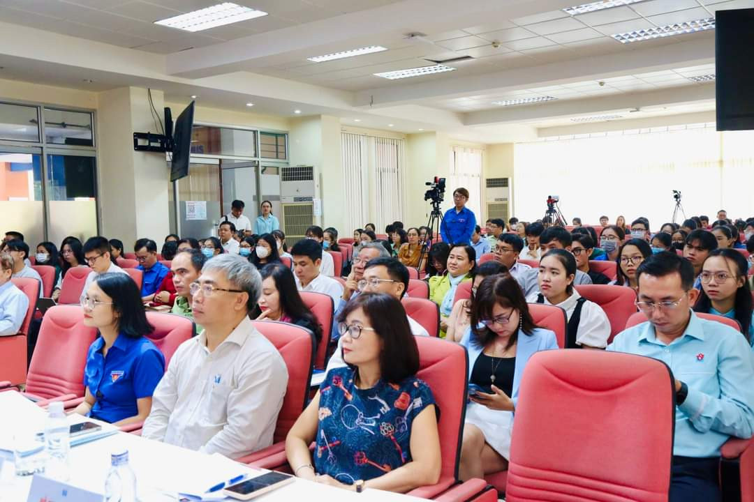 Rất đông sinh viên, giảng viên tham dự Hội thảo. Rất đông sinh viên, giảng viên tham dự Hội thảo.