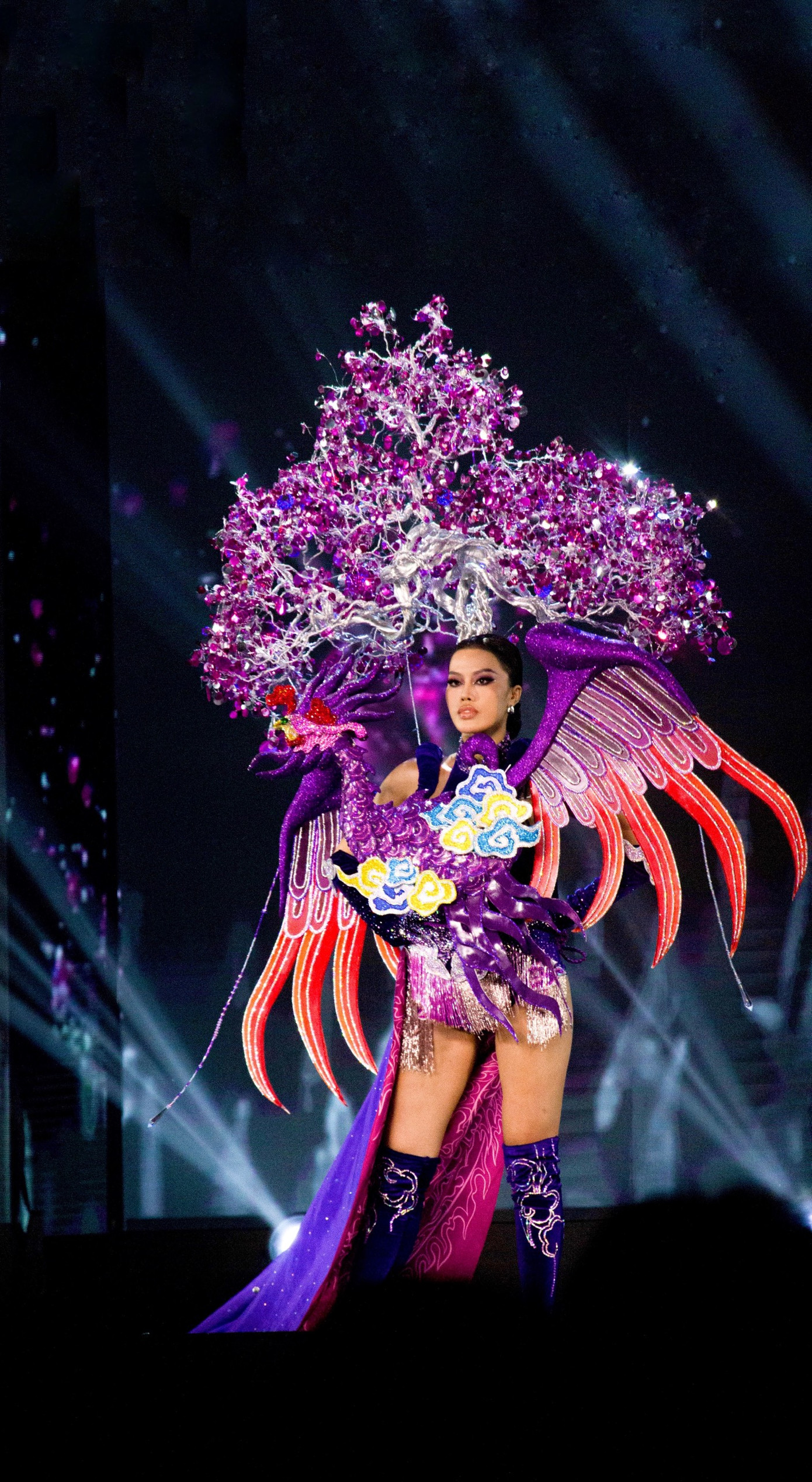 Bộ trang phục "Ngô đồng quy tước" do Xuân Vĩ thiết kế để lại ấn tượng cho khán giả.