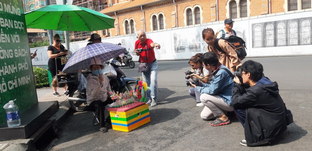 Sinh viên Báo chí trường ĐH KHXH&NV, ĐHQG TP. HCM đang thực hành chụp ảnh. Sinh viên Báo chí trường ĐH KHXH&NV, ĐHQG TP. HCM đang thực hành chụp ảnh.