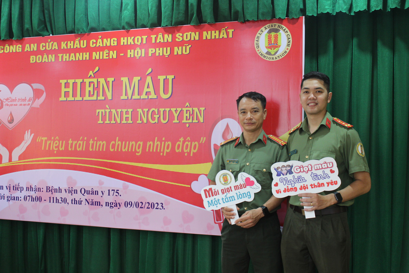 Tuy mới ra ca đêm nhưng Trung tá Ninh Ngọc Chung (bên trái) cũng tranh thủ đến khám sức khỏe và hiến máu. “Mình biết đến hoạt động này do Đoàn Thanh niên cơ quan phát động từ hơn tuần trước nên cũng tranh thủ chạy qua để hiến máu. Được góp một phần nhỏ vào ngân hàng máu mình rất vui”.