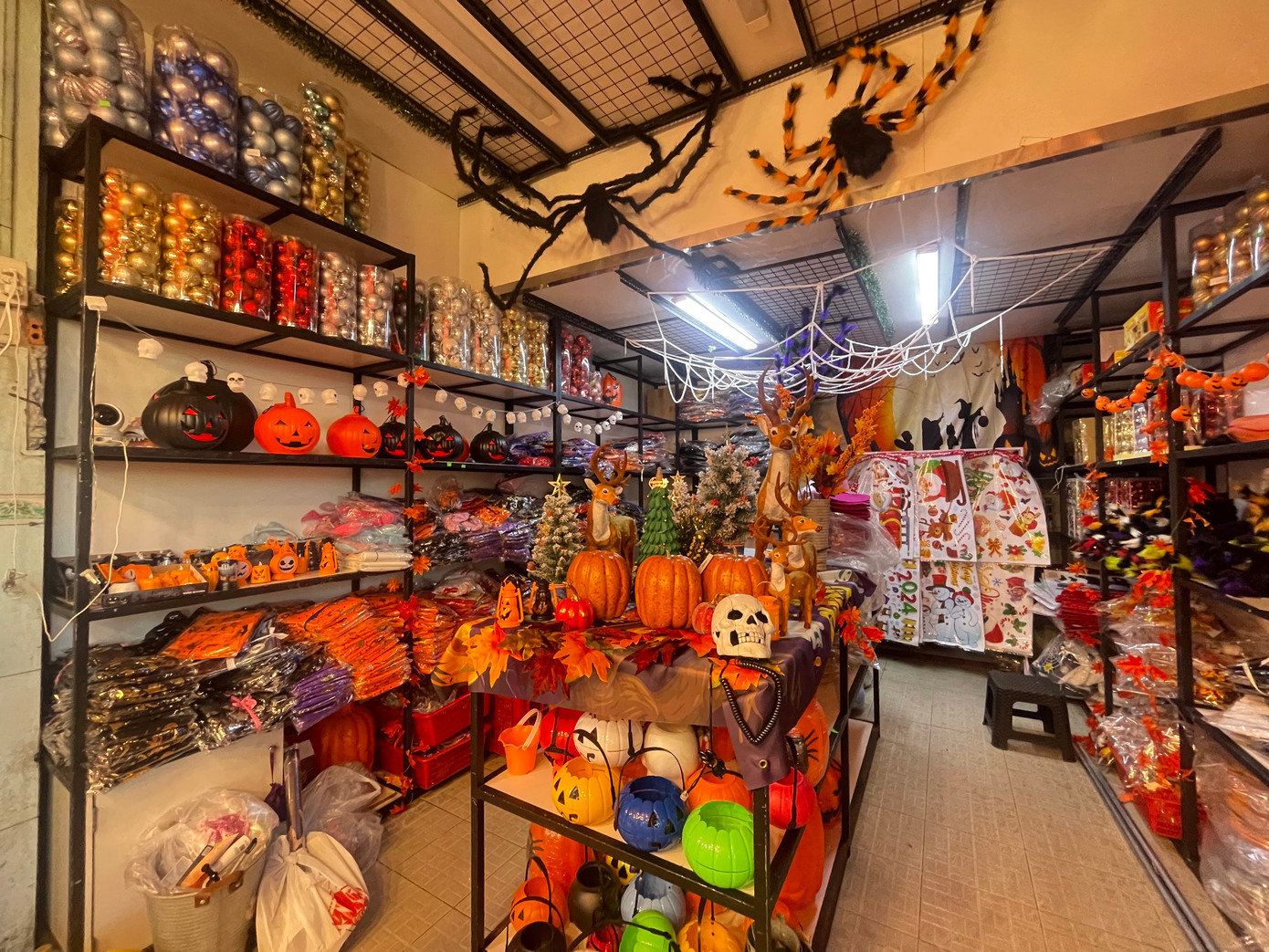 Trao đổi về giá cả các mặt hàng Halloween, các tiểu thương trên phố Hải Thượng Lãn Ông cho biết, các mặt hàng không tăng giá so với mọi năm. Như các loại mặt nạ có giá từ 20.000 - 100.000 đồng/cái, các loại áo choàng giá từ 50.000 - 200.000 đồng/cái. Bí đỏ có giá dao động từ 30.000 đến 50.000 đồng/trái.