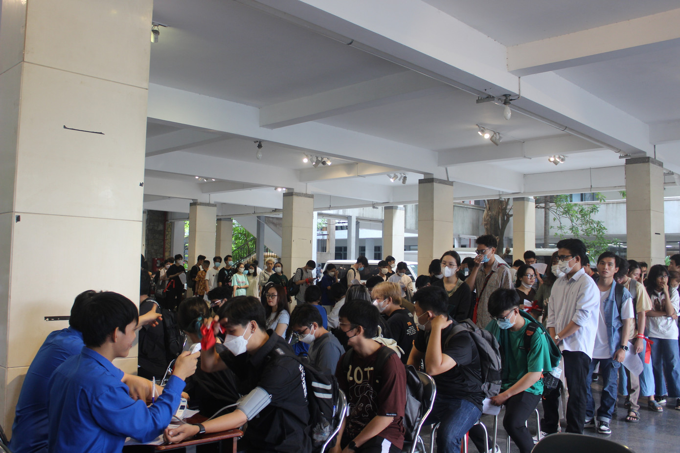 Rất đông các bạn sinh viên tham gia ngày hội hiến máu Chủ nhật Đỏ.