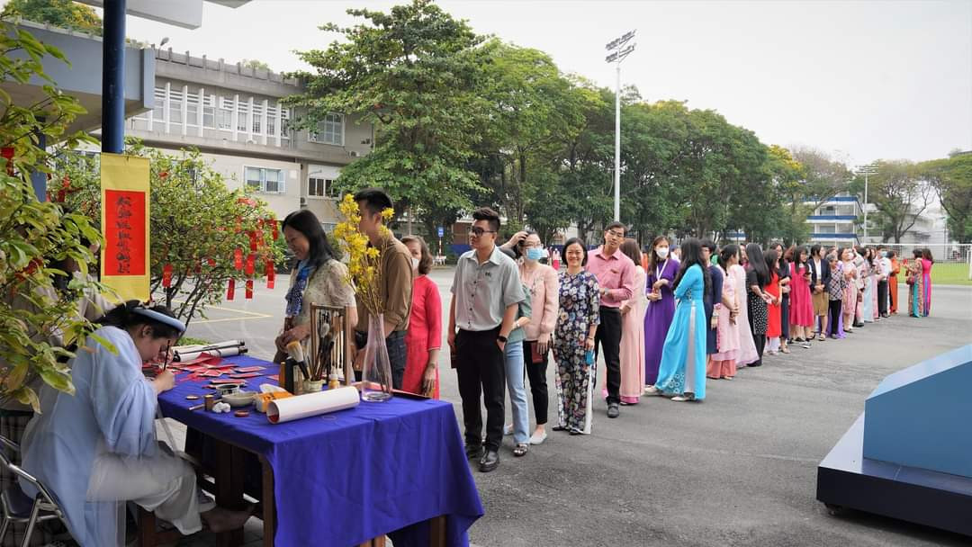 Sinh viên, giảng viên... trường ĐH Bách khoa xếp hàng xin chữ đầu Xuân. (Ảnh: ĐHBK) Sinh viên, giảng viên... trường ĐH Bách khoa xếp hàng xin chữ đầu Xuân. (Ảnh: ĐHBK)